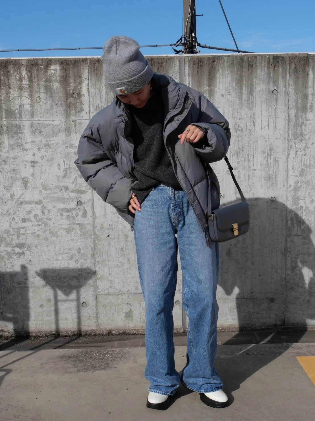 「カーハート」のニット帽×ダウンのコーデ