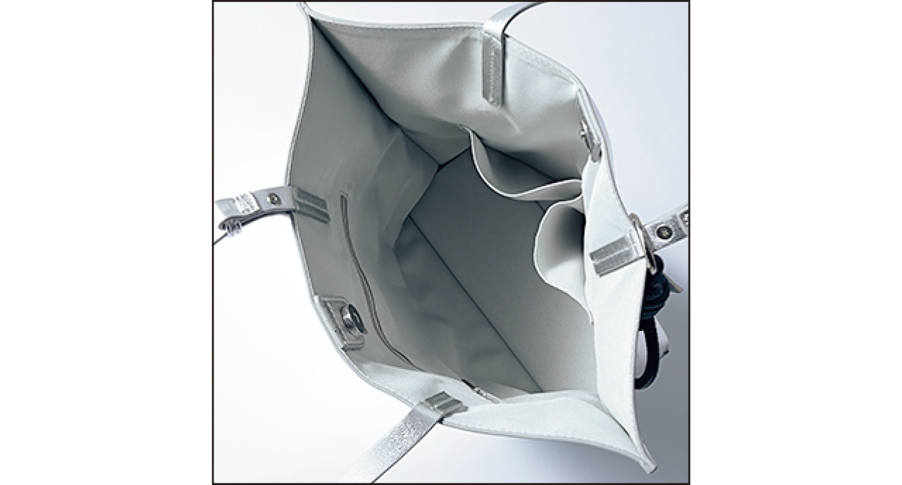 中にはファスナーポケットと2つのオープンポケットを。