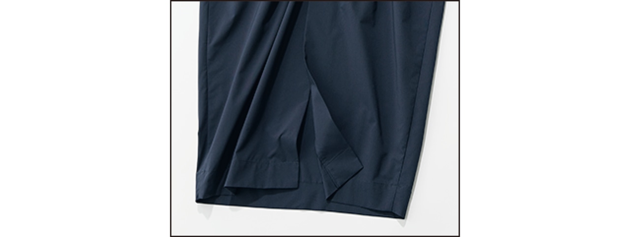 後ろ裾に深いスリットを入れることで、足さばきのよさを確保。くるぶしあたりまですっぽり隠れる丈ながら、動きを制限されません。