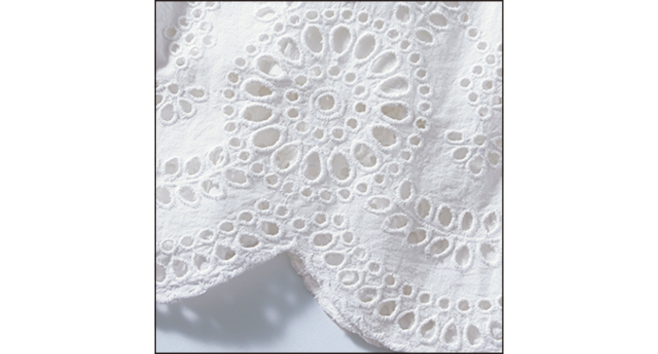 サークル模様の刺しゅうレースは、裾をスカラップに。さりげない透け感もおしゃれ!