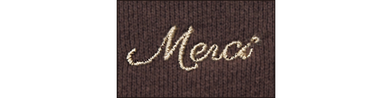 スウェットと同じく、「Merci」の配色刺しゅうが首後ろのワンポイントに。