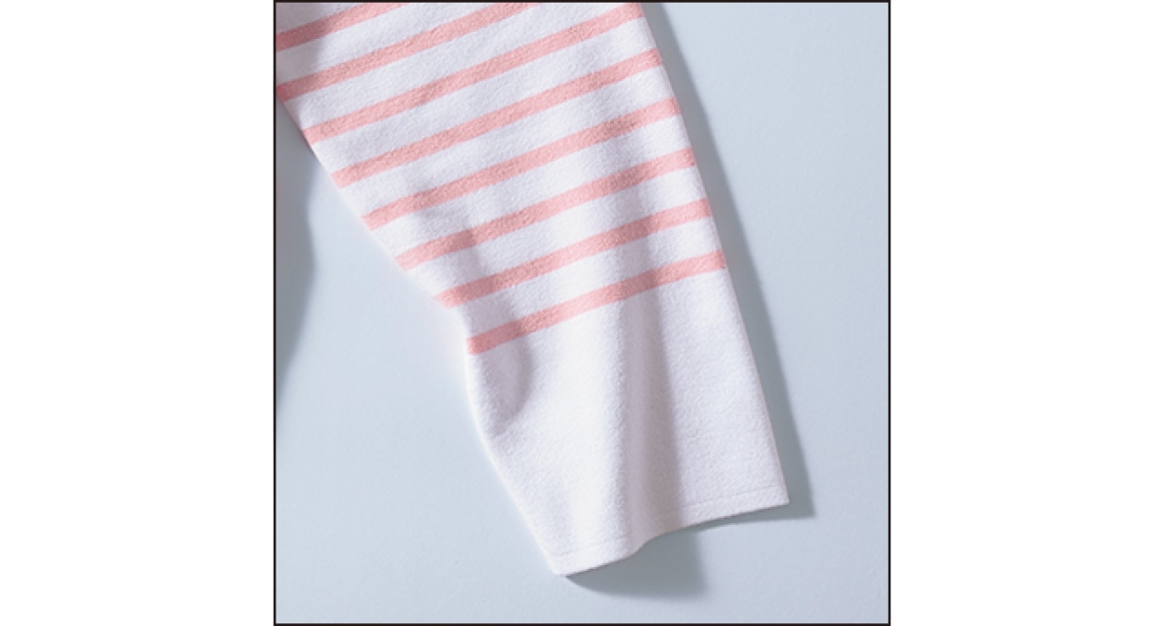 袖口までほぼ同じ幅&手の甲まで隠れる長袖で、おしゃれなゆるさを演出。