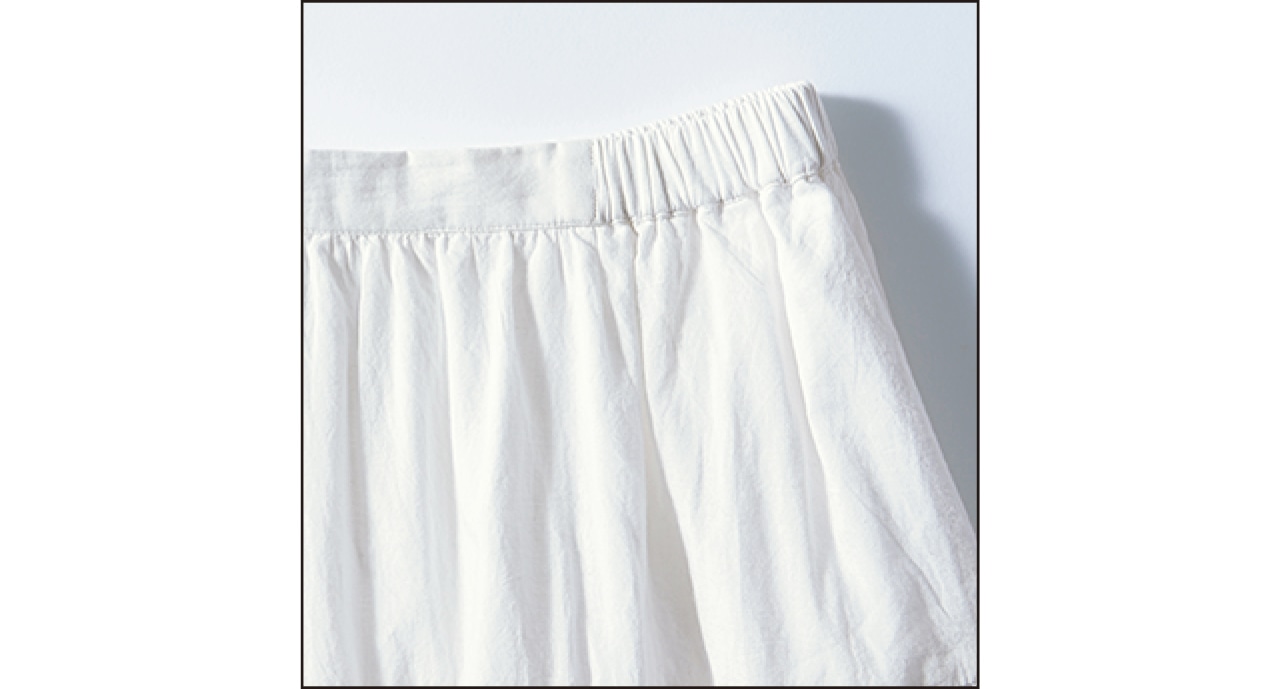 ウエストは両側から後ろ部分にギャザーゴムを。内紐でフィット感の微調整も可能です。