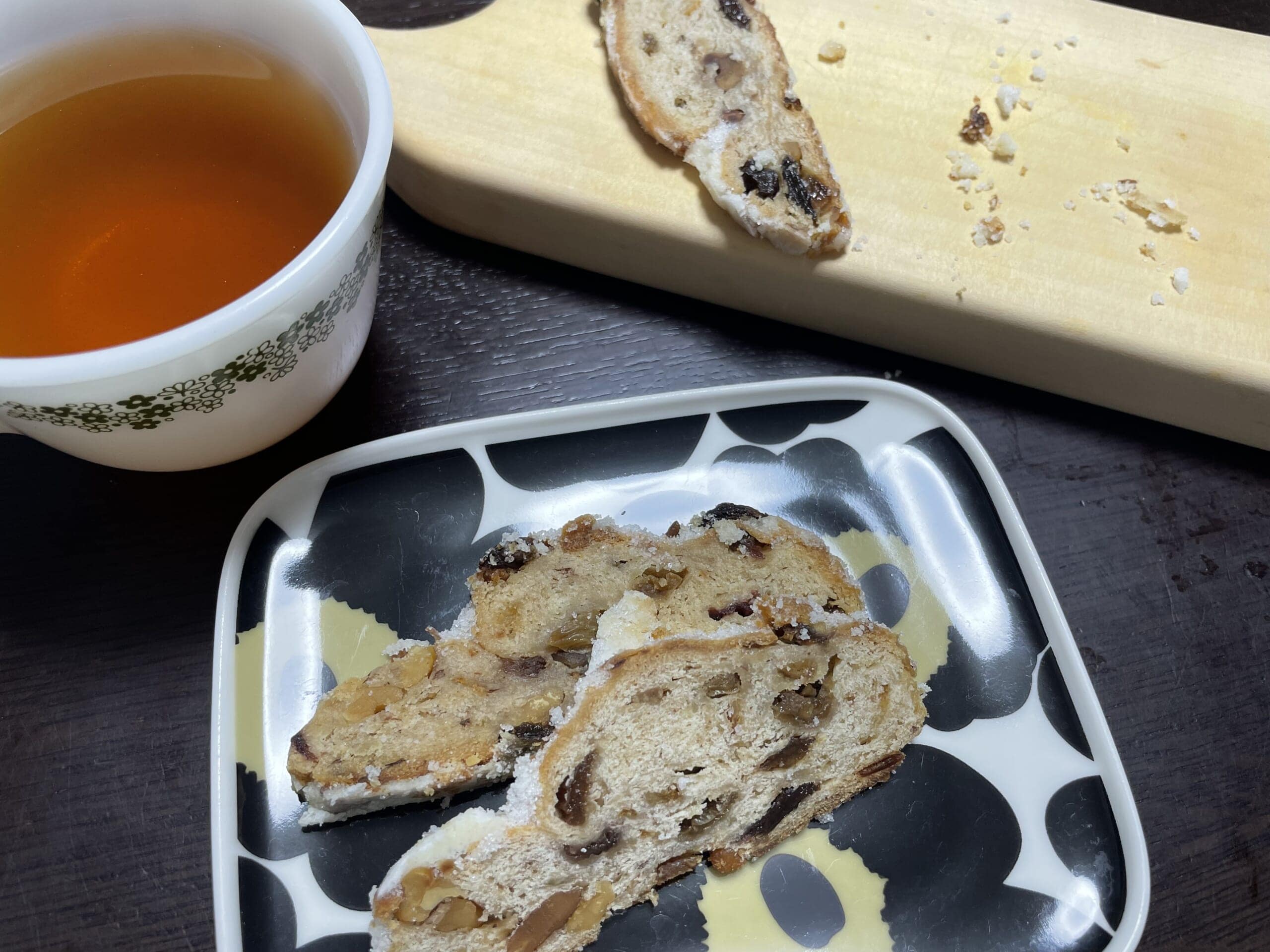 ジャン・フランソワのシュトレンを薄く切ってマリメッコのスクエア皿にのせた写真