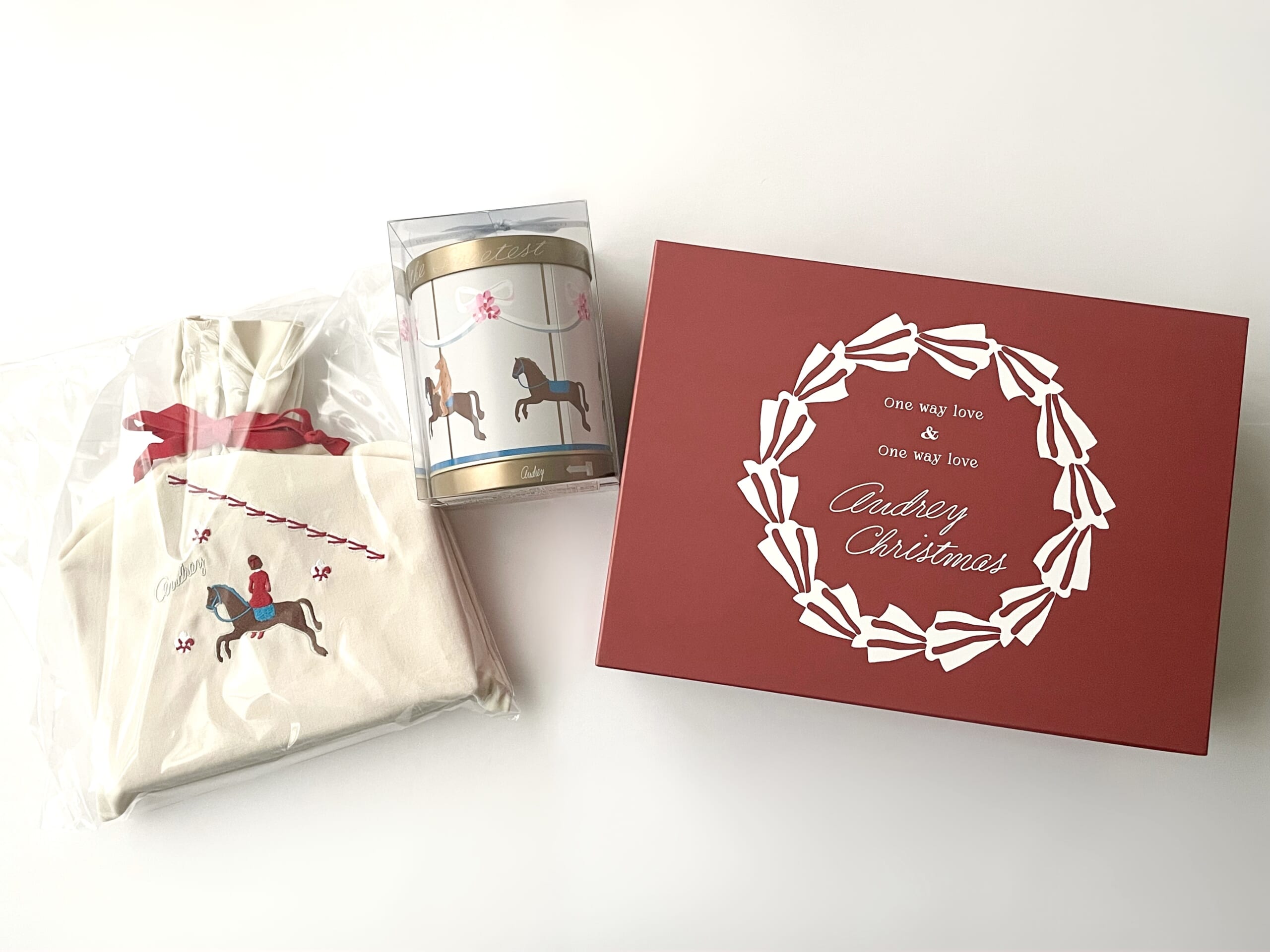 オードリー（AUDREY）のクリスマスのオンラインショップ限定アイテムと一緒に3品並べた写真