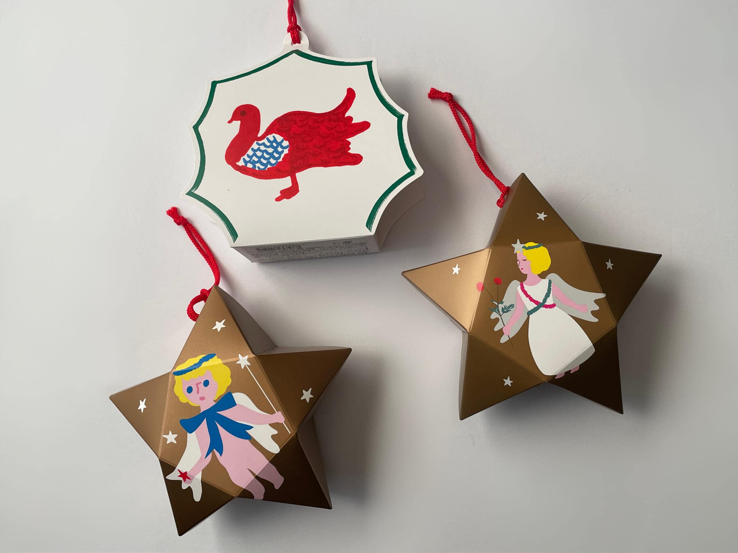 タルティンの歴代ペーパーオーナメントが3つ並んでいる。