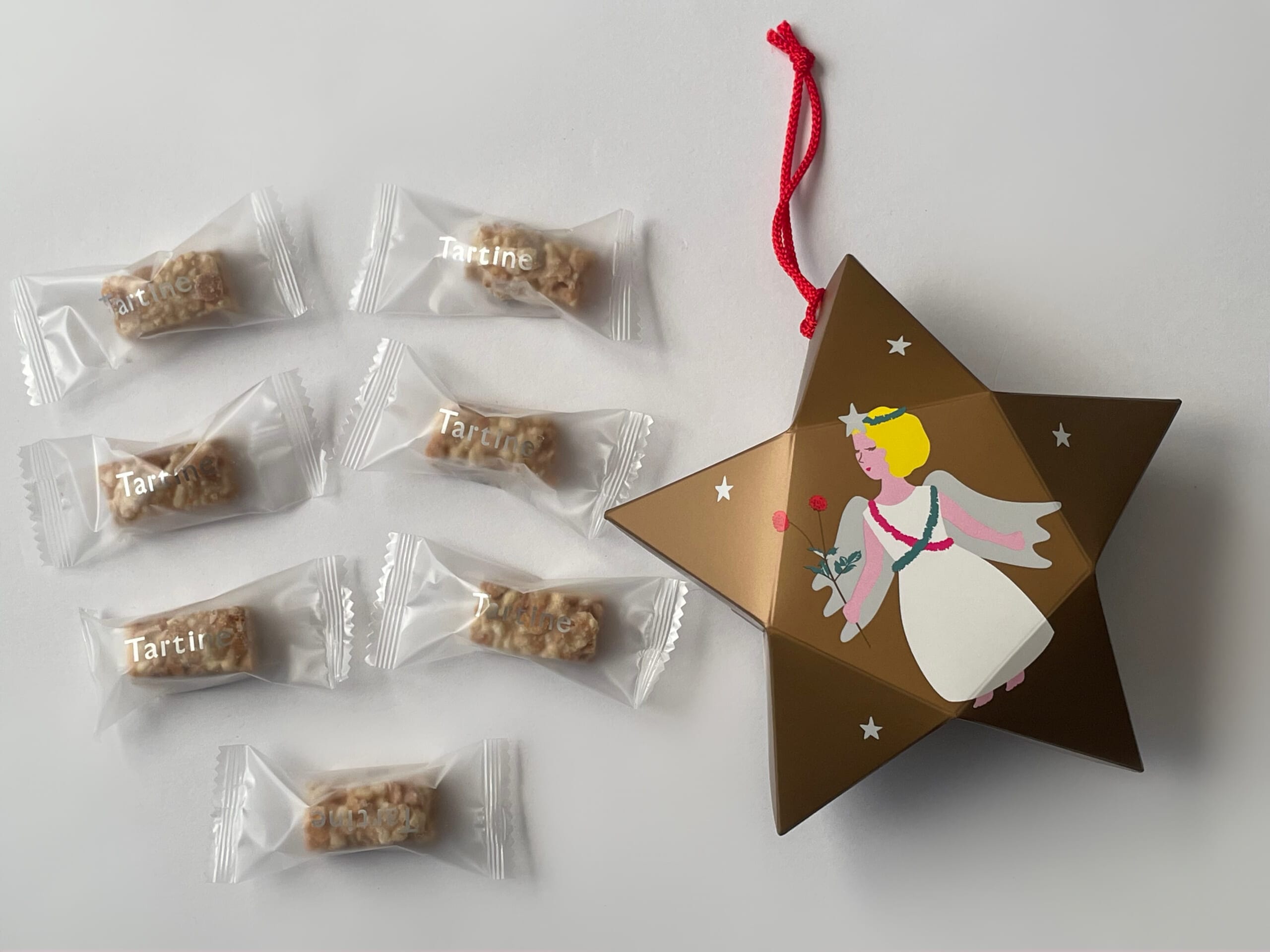 タルティンのウィンター缶2025の中身の一つ、星のオーナメントとアップルシナモンタルトクランチ。
