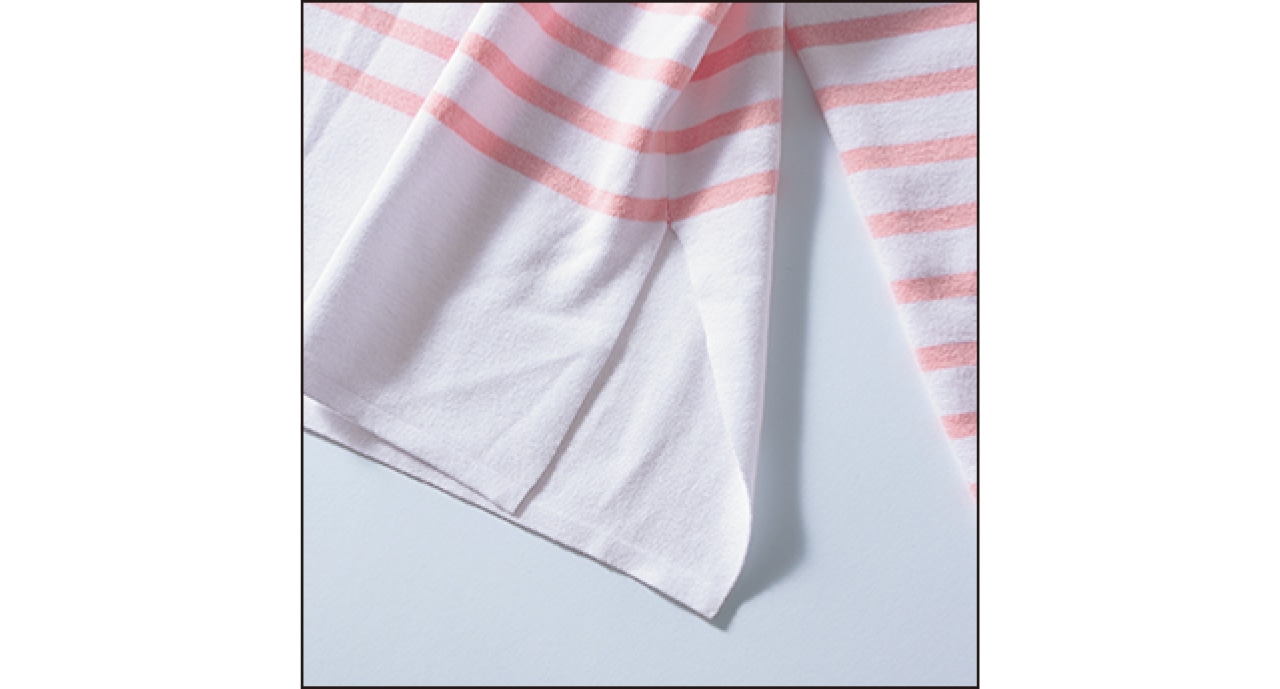 裾をアウトして着ても抜け感が出るサイドスリット入り。