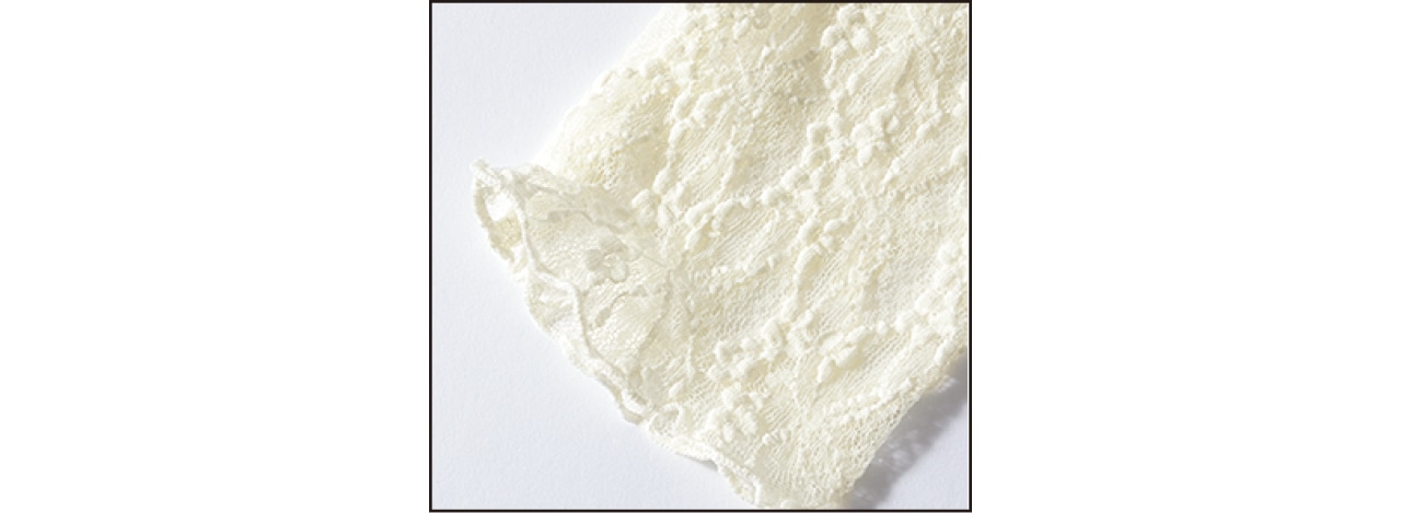 12closet（トゥエルブクローゼット）【洗える】総レースジャージートップス アイボリー 袖口のクローズアップ