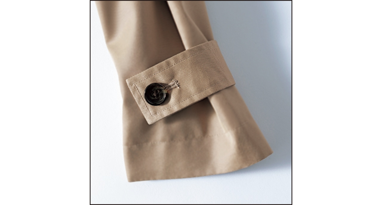 スリーブストラップのボタンを反対側から留めると袖口が絞れる仕様。