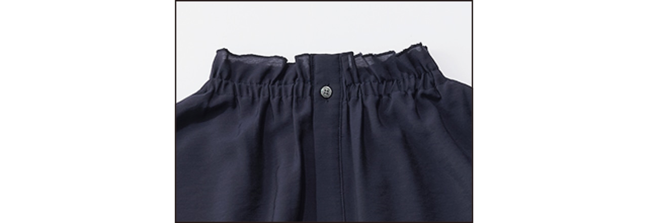 後ろは第1ボタン以外が比翼になったボタン開き。どちらを前にしても楽しめるから、着こなしのバリエーションが広がります。