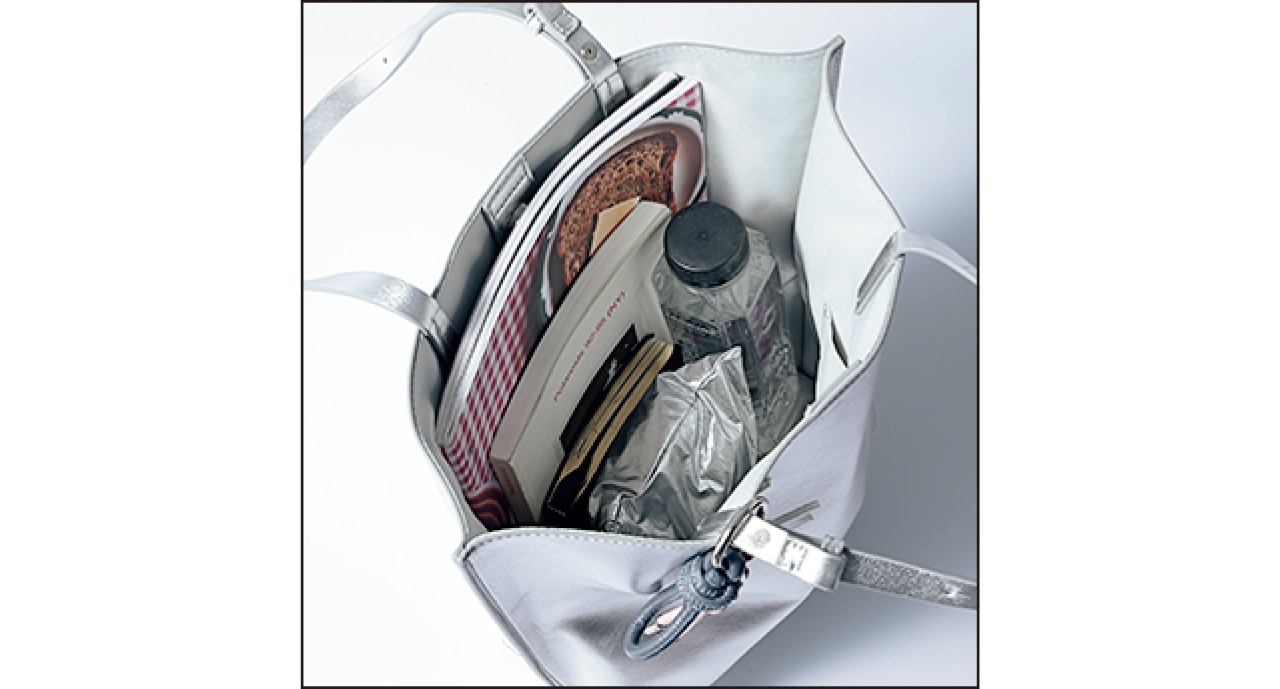 水筒など立体的な荷物も収納しやすい。