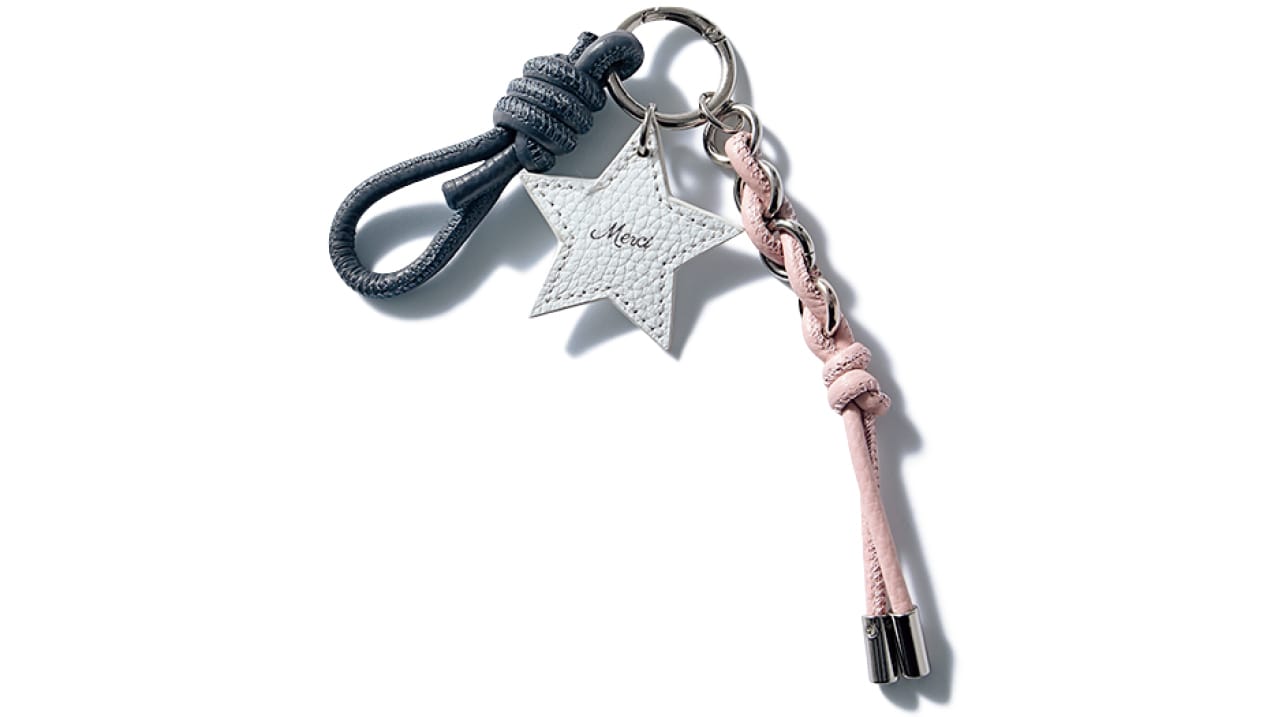 単品でも使えるチャームの星モチーフには「Merci」の刻印が。