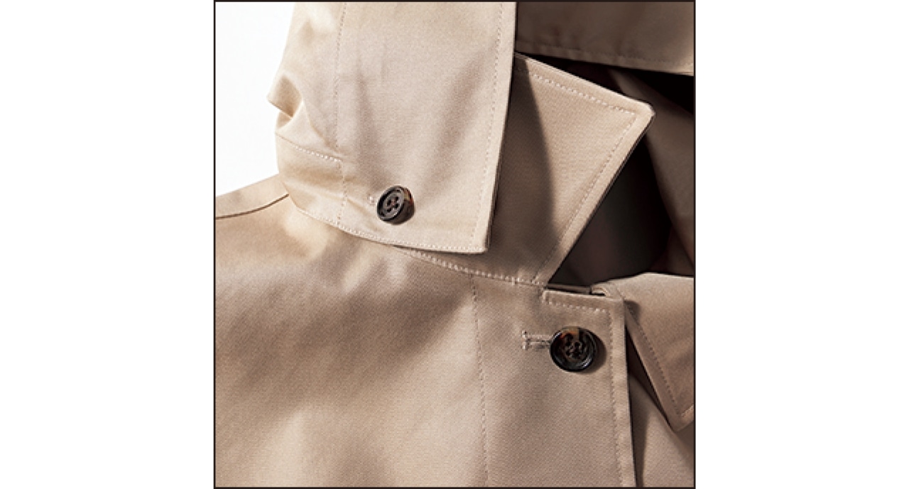 アクセント役も担うフードは、衿裏のボタンで着脱OK。