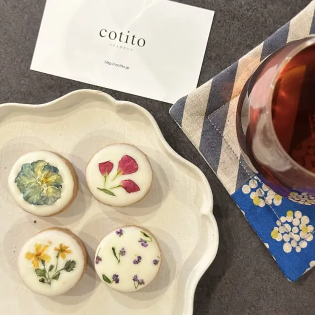 お花とホワイトチョコのクッキー、ルピシアのロゼロワイヤル