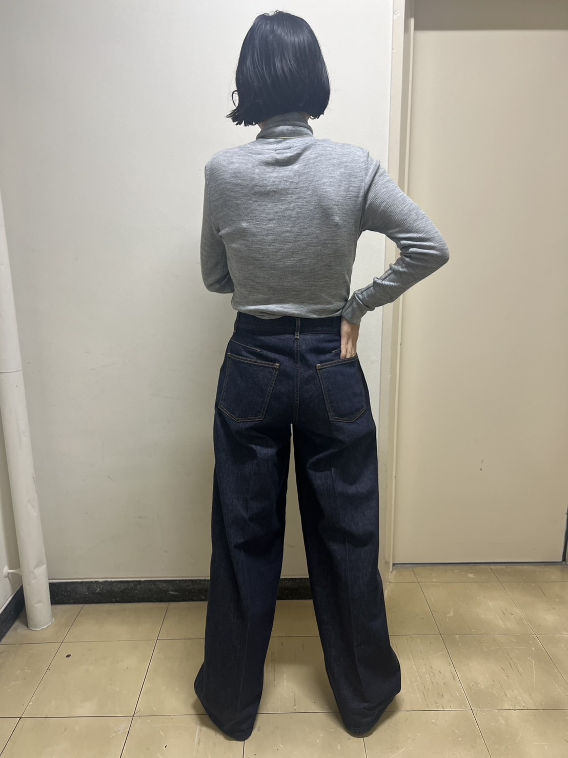 SUEGE「W SIDE ZIP PANTS」 スタイリスト高橋美帆さんの「おやこども名品」 着用後ろ姿