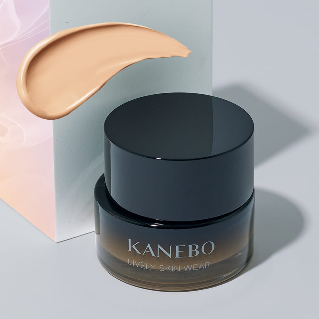 カネボウ
ライブリースキン ウェアII　SPF4・PA＋ 全10色￥12100