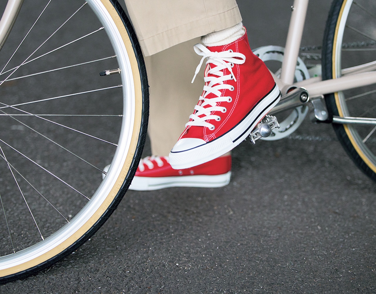 自転車とコンバース