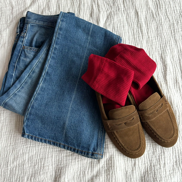 ZARAスプリットスエードステッチモカシンローファーと赤ソックス