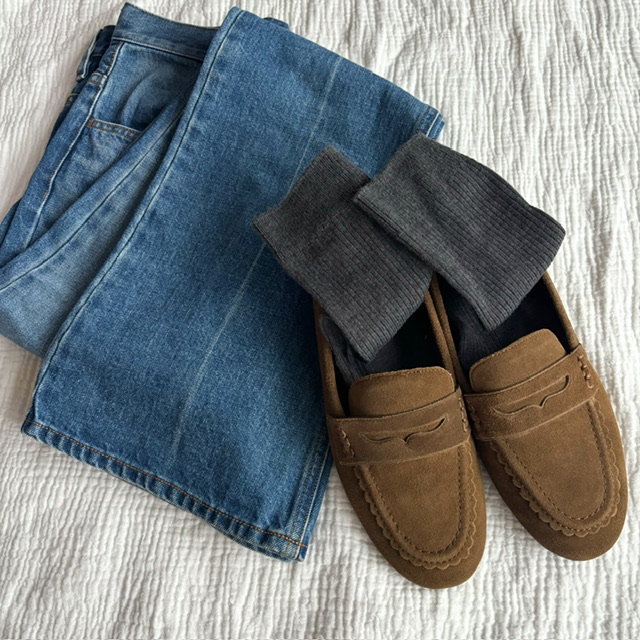 ZARAスプリットスエードステッチモカシンローファーとグレーソックス