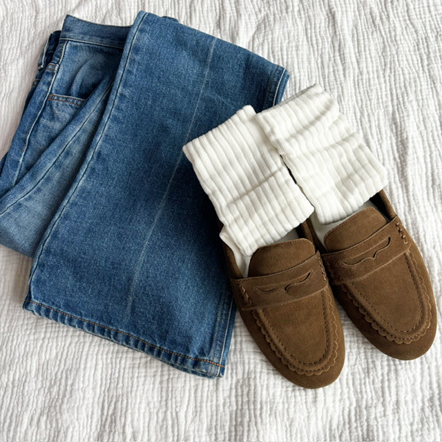 ZARAスプリットスエードステッチモカシンローファーと白ソックス