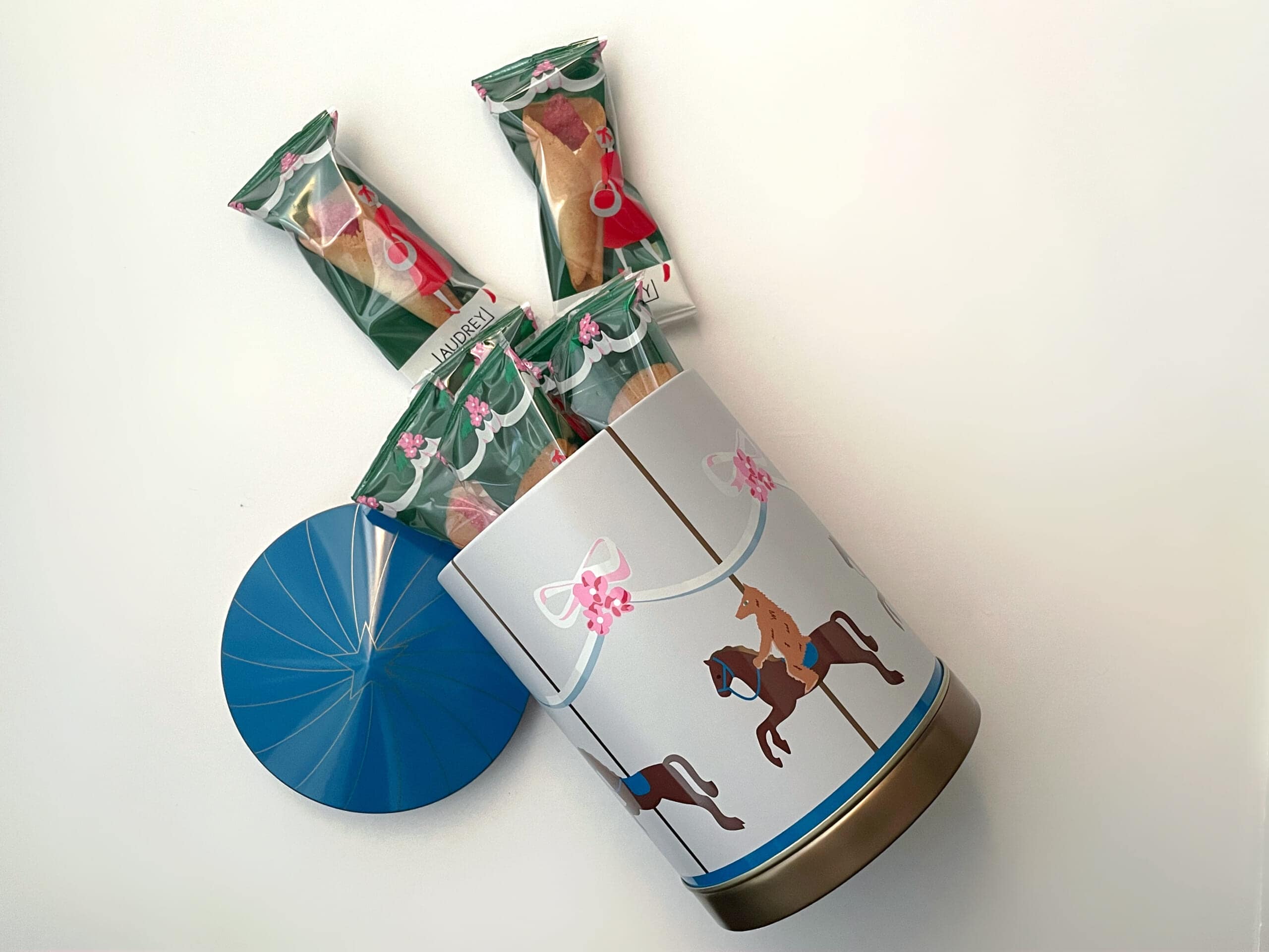 オードリーのオルゴール缶を開けた様子。グレイシア（ミルク）が入っている。