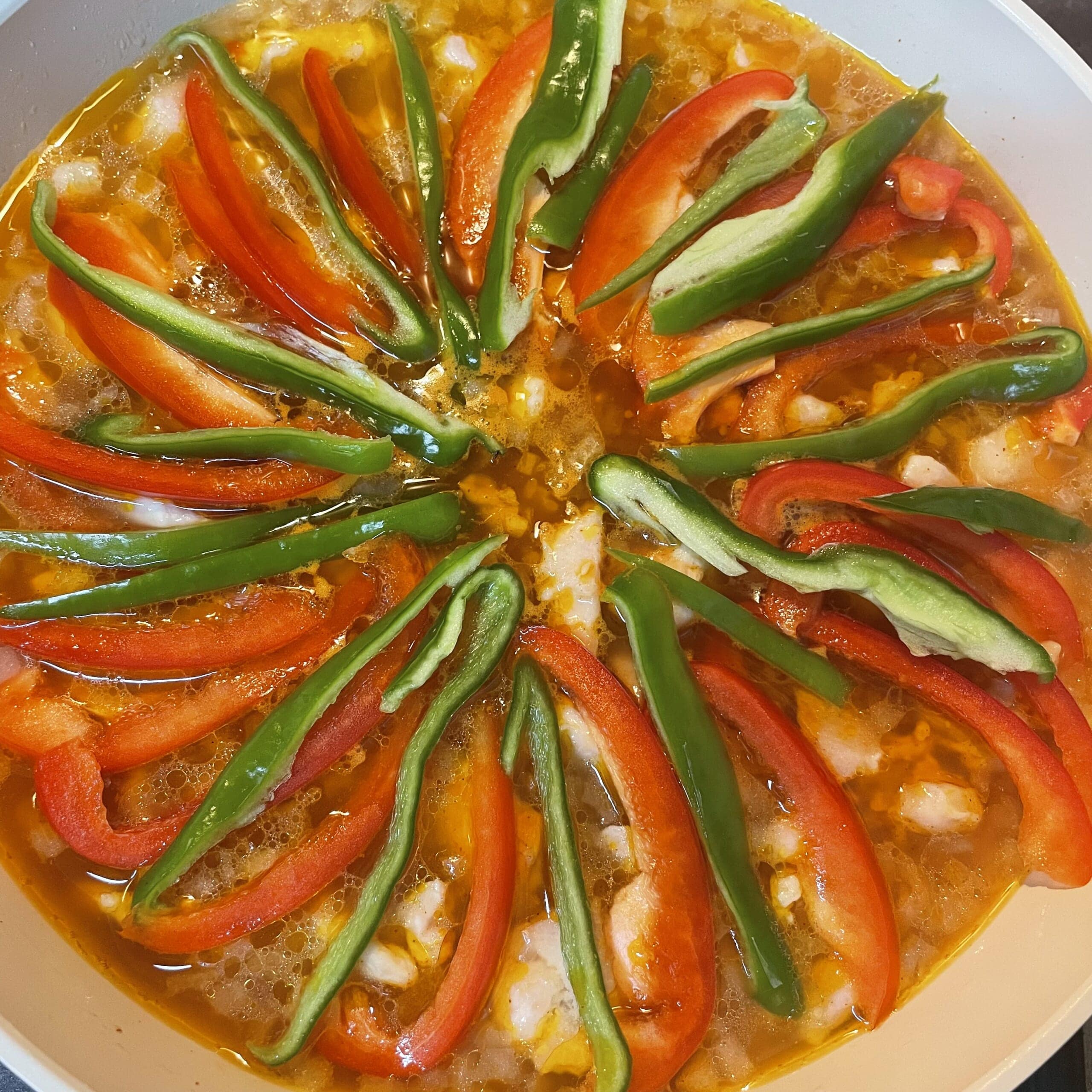 ぐっち夫婦のレシピ「フライパンパエリア」を40代主婦が作ってみた、作り途中のフライパンの中の写真。