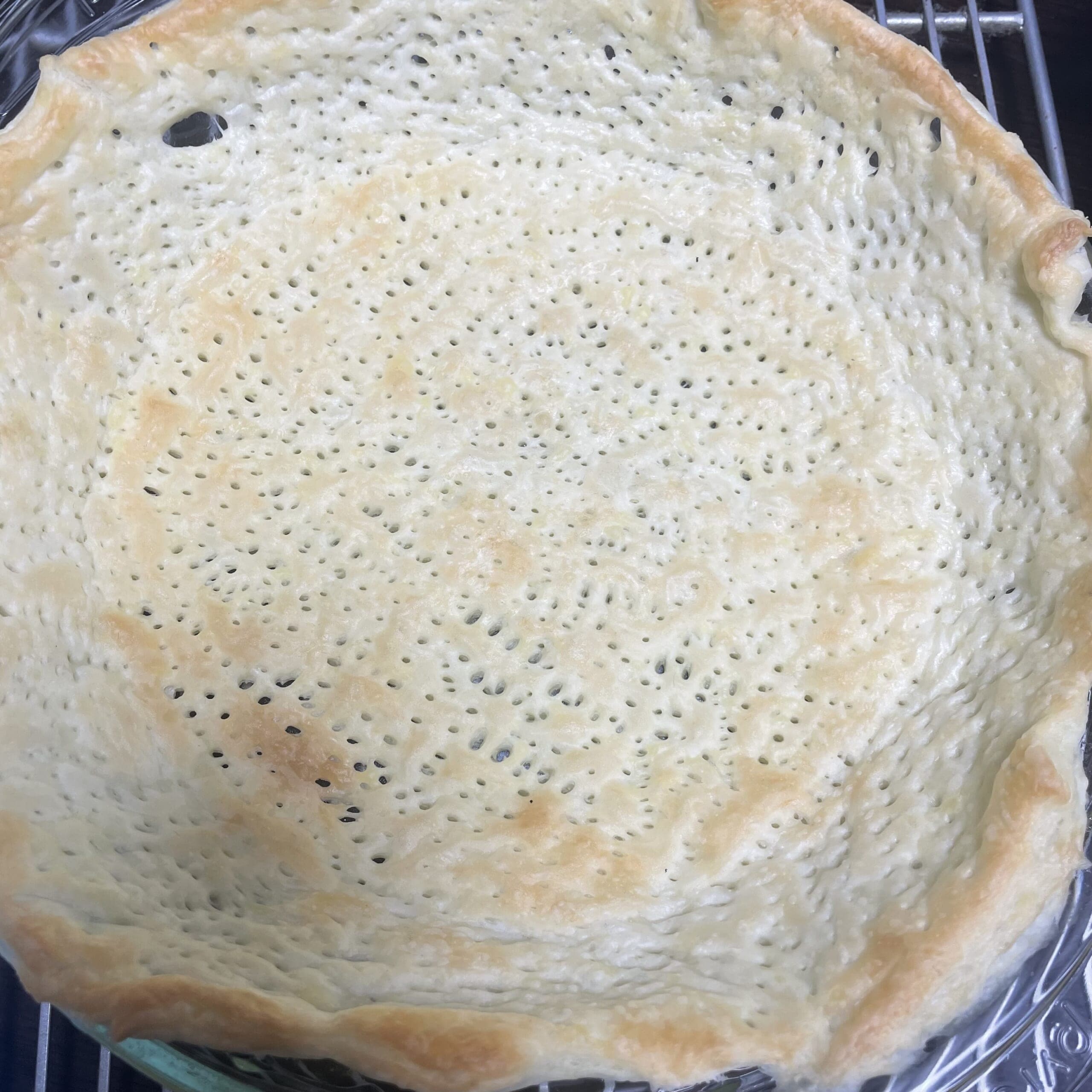 キッシュのパイ生地だけを焼いた後の写真