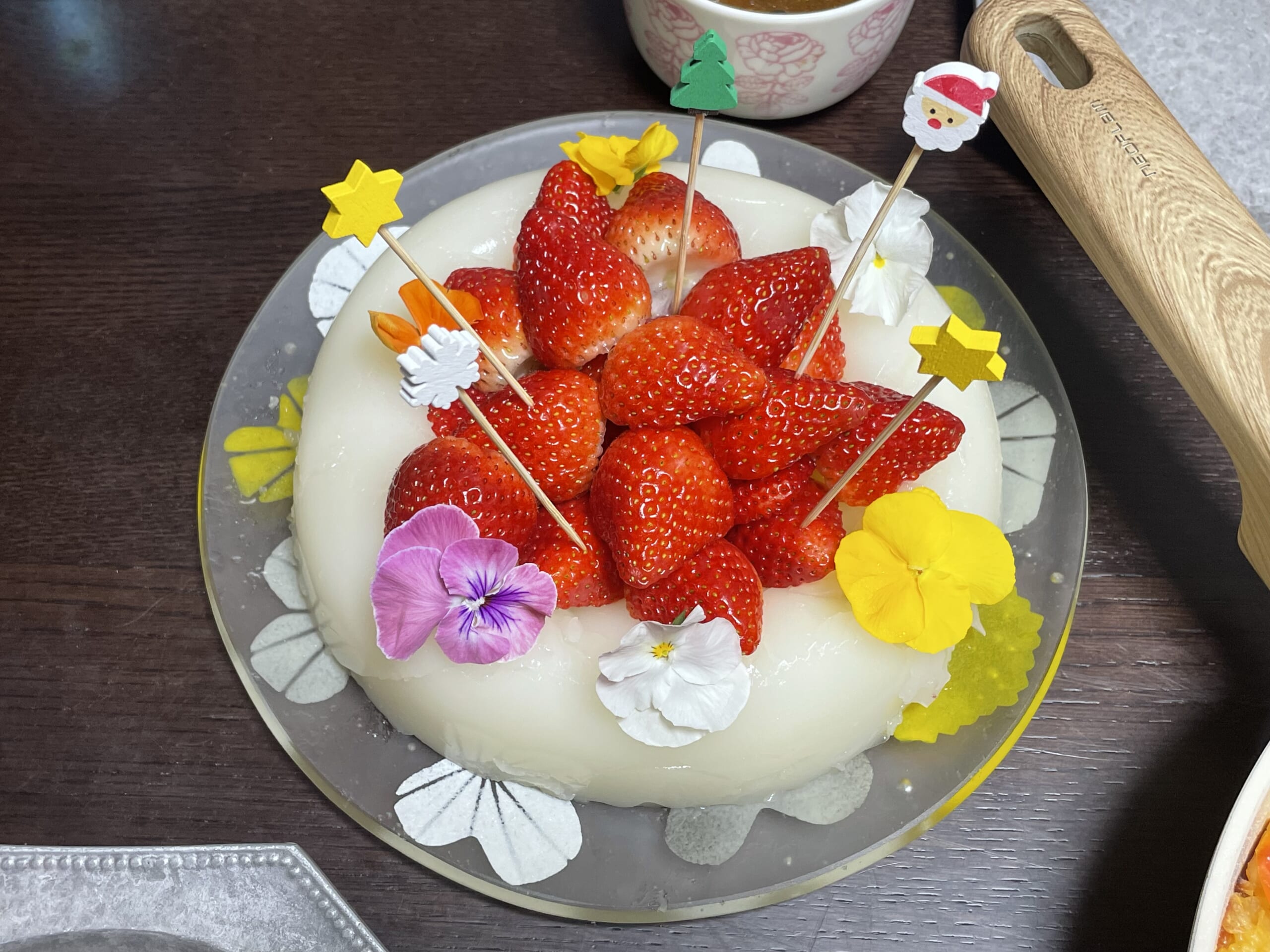 カルピスゼリー。クリスマスピックがいちごに刺さっている。