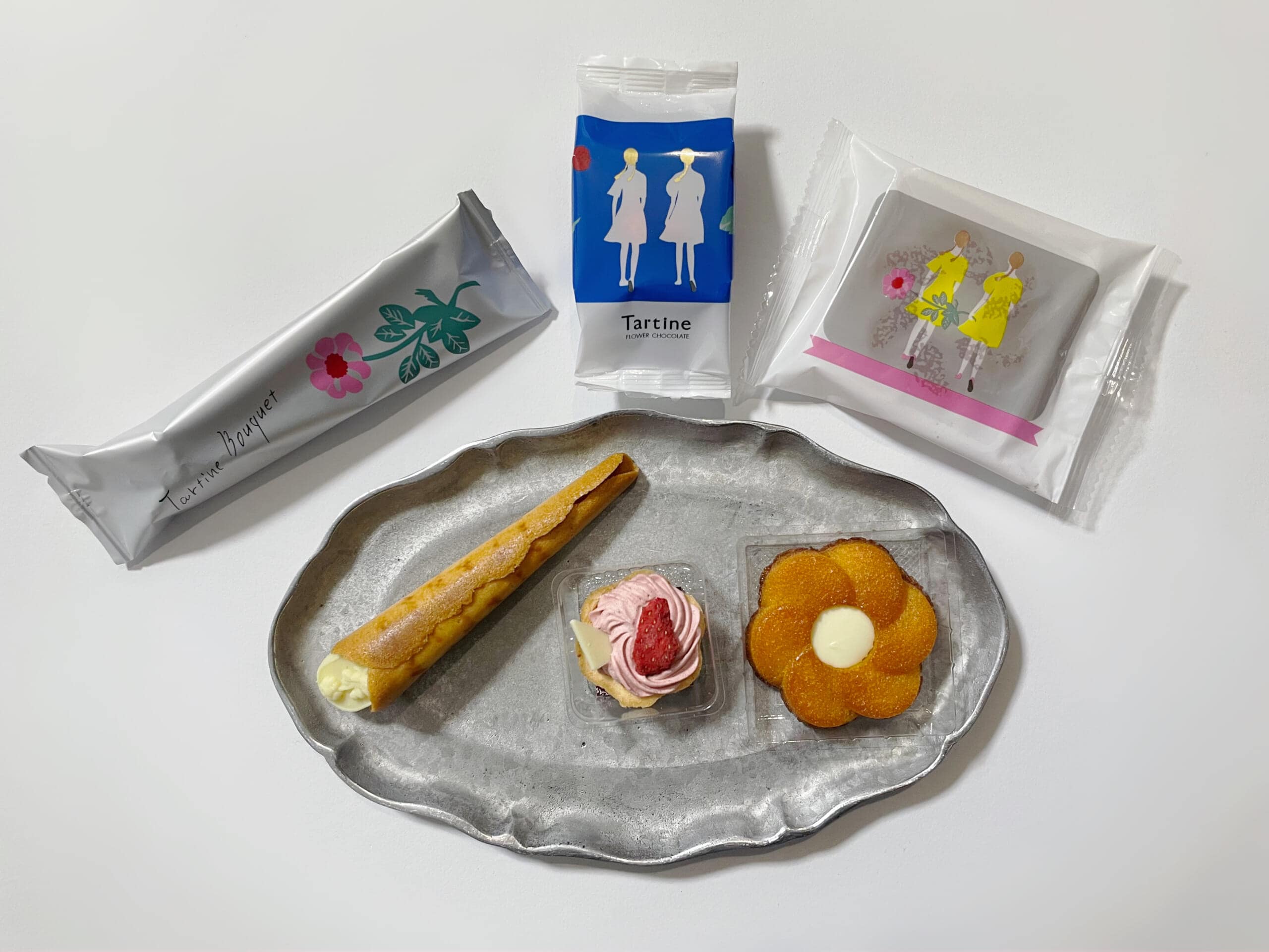 タルティンブーケ、タルト、ダリアをパッケージと中身並べて撮ったもの