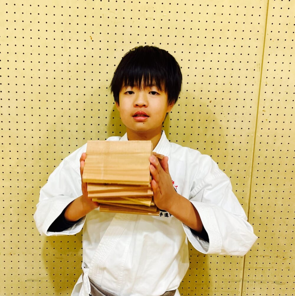 習い事　松濤館流　空手　板割り