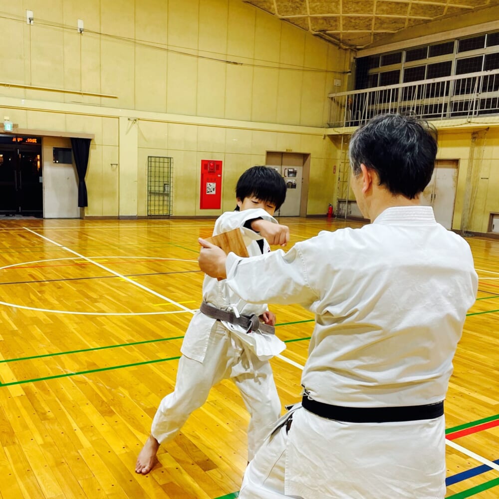 習い事　松濤館流　空手　板割り