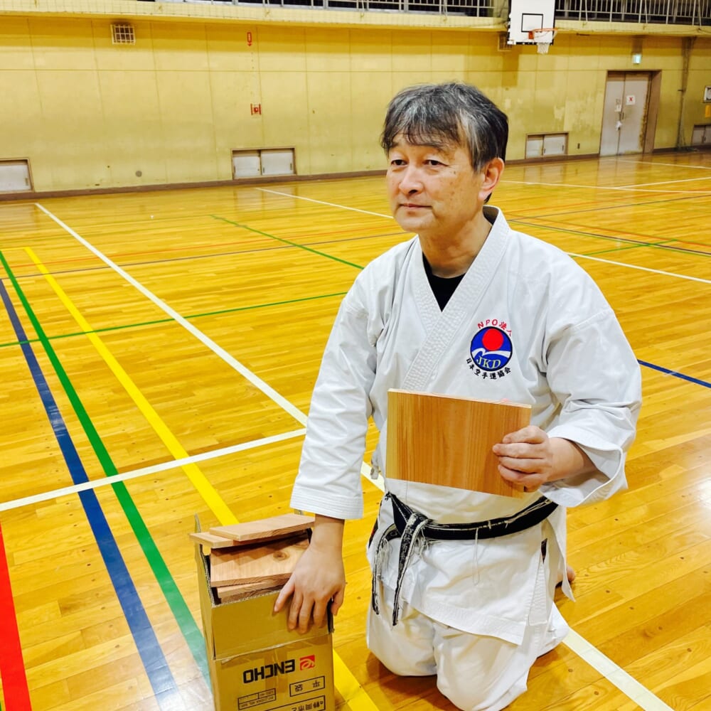 習い事　松濤館流　空手　板割り 師範