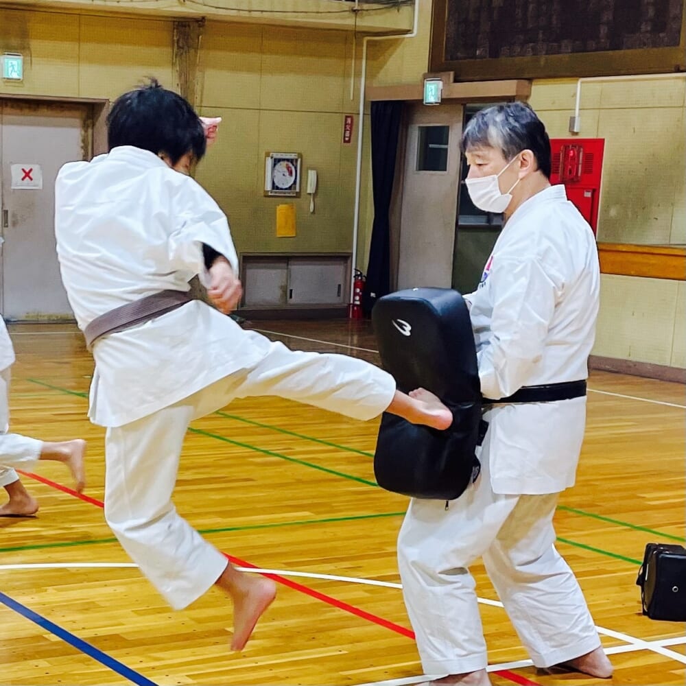 習い事　松濤館流　空手 ミット打ち