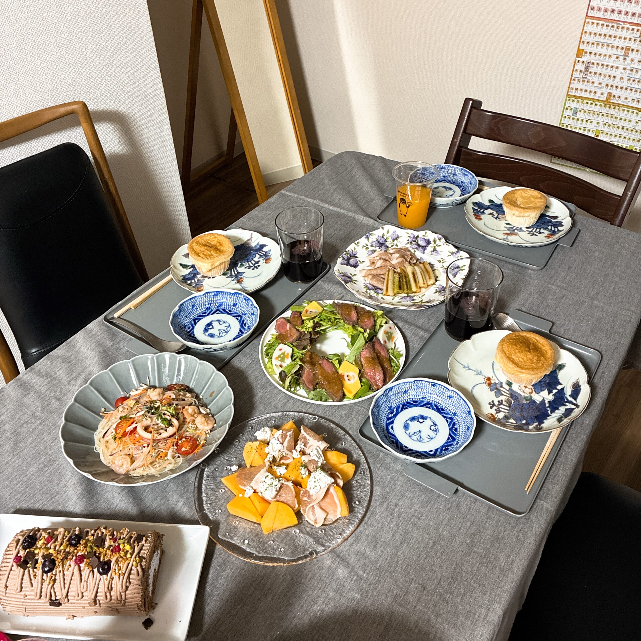 クリスマス　ディナー　パルシステム　絵付け皿　ローストビーフ　リースサラダ　柿　カッテージチーズ　生ハム　ネギのオイル蒸し　ブッシュドノエル　ヤムウンセン