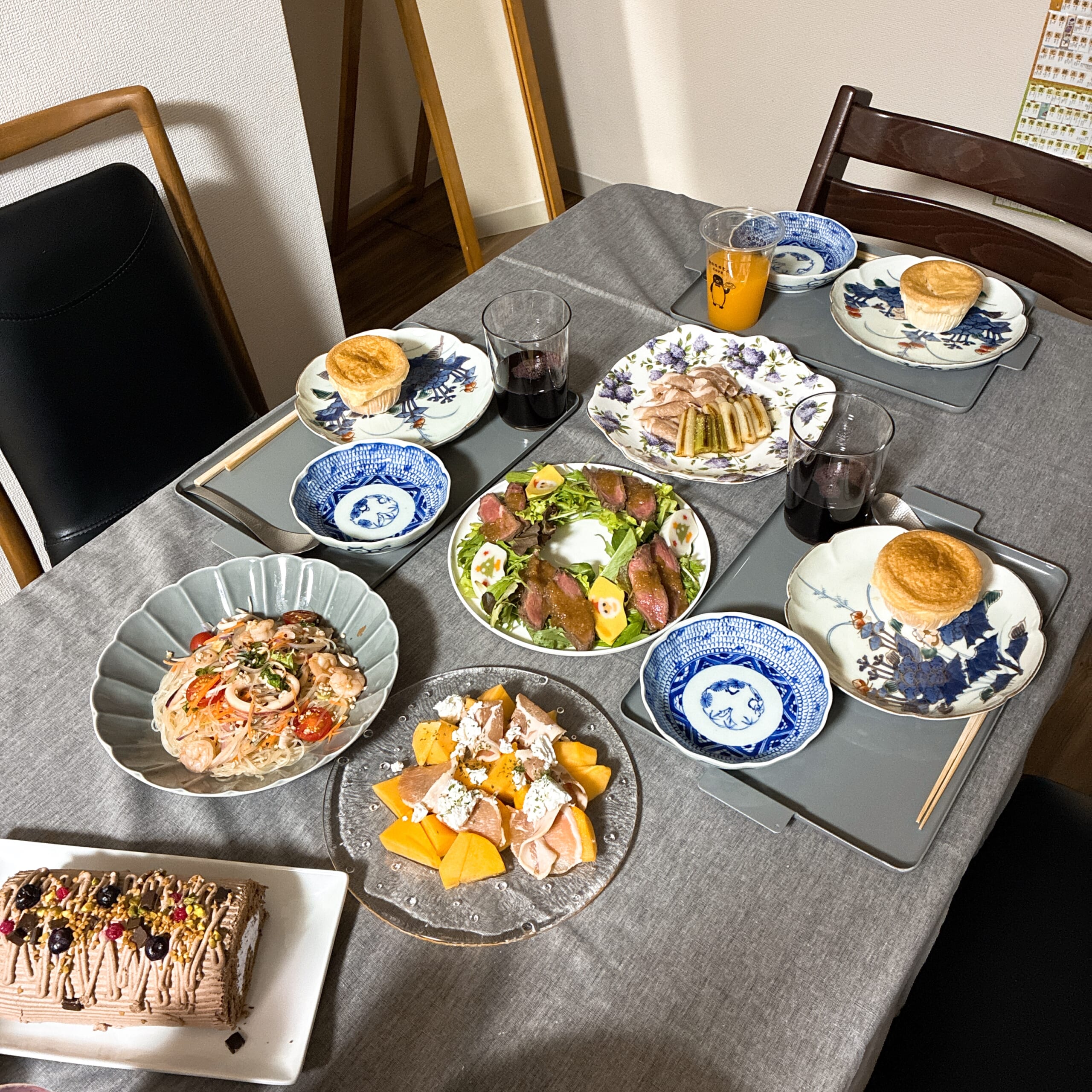 クリスマス　ディナー　パルシステム　絵付け皿　ローストビーフ　リースサラダ　柿　カッテージチーズ　生ハム　ネギのオイル蒸し　ブッシュドノエル　ヤムウンセン