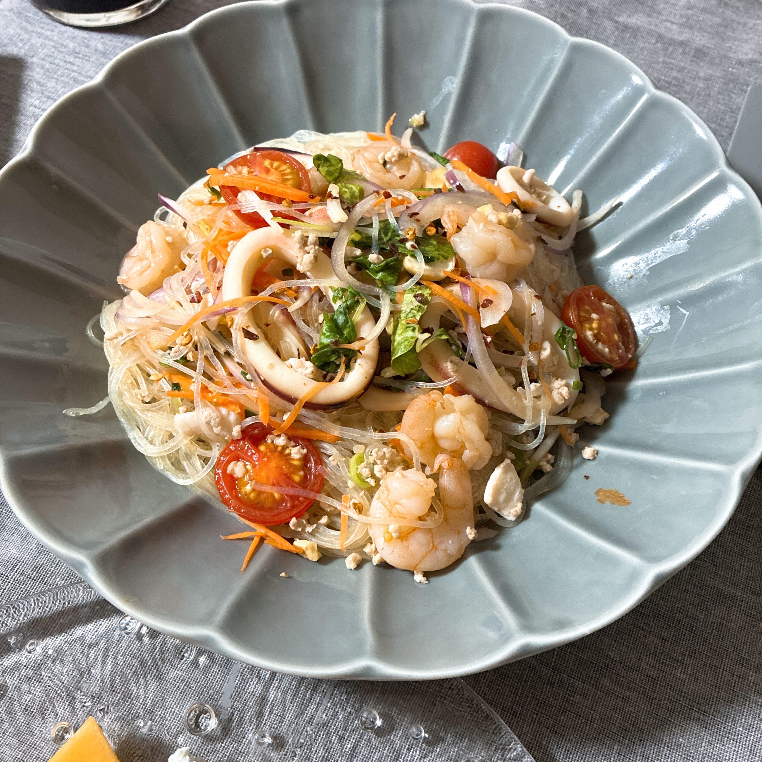 クリスマス　ディナー　パルシステム　絵付け皿　ローストビーフ　リースサラダ　柿　カッテージチーズ　生ハム　ネギのオイル蒸し　ブッシュドノエル　ヤムウンセン