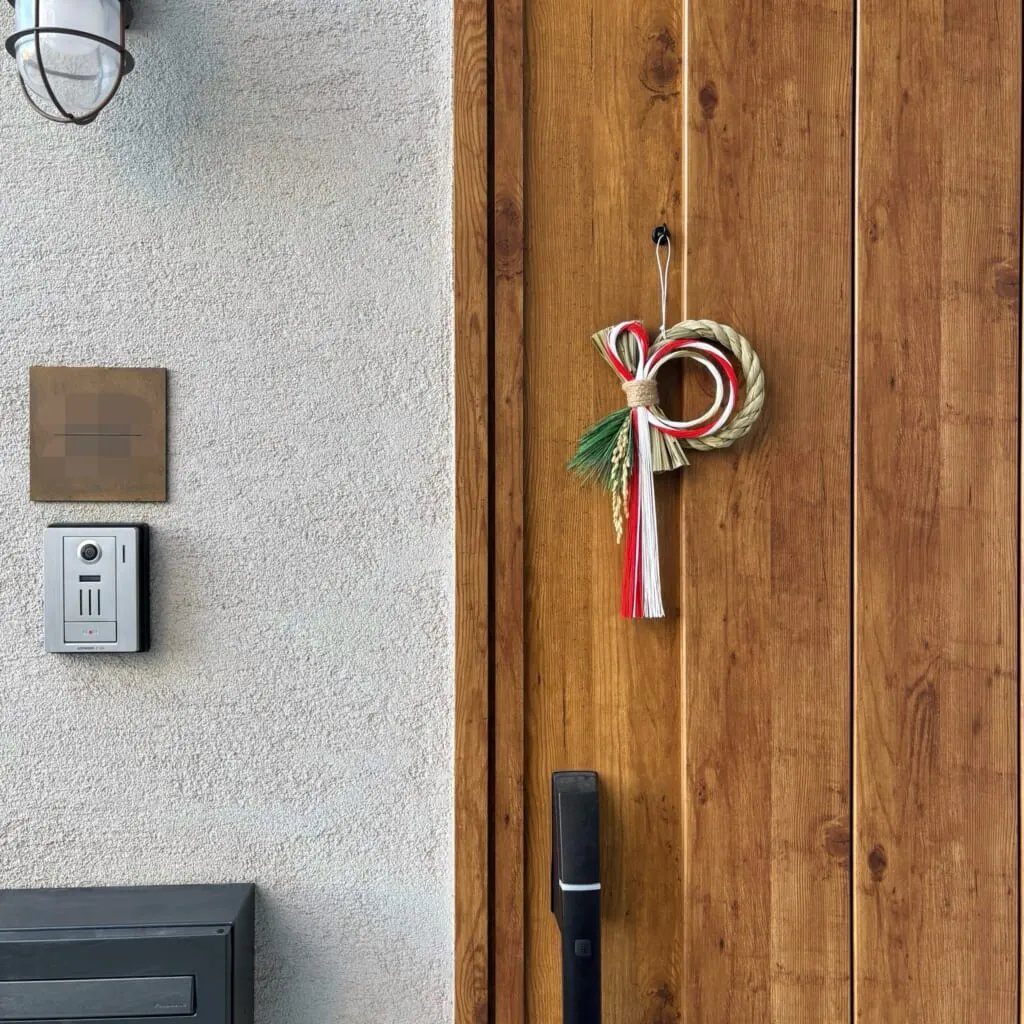 無印良品「お正月飾り 輪飾り・ふたば結び」玄関に飾ったところ