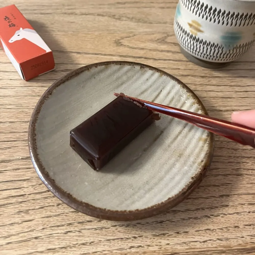 とらや「干支パッケージ 小形羊羹」お皿に出したところ