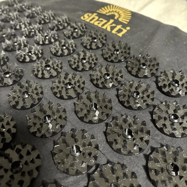 シャクティマット　黒　スパイクのアップ