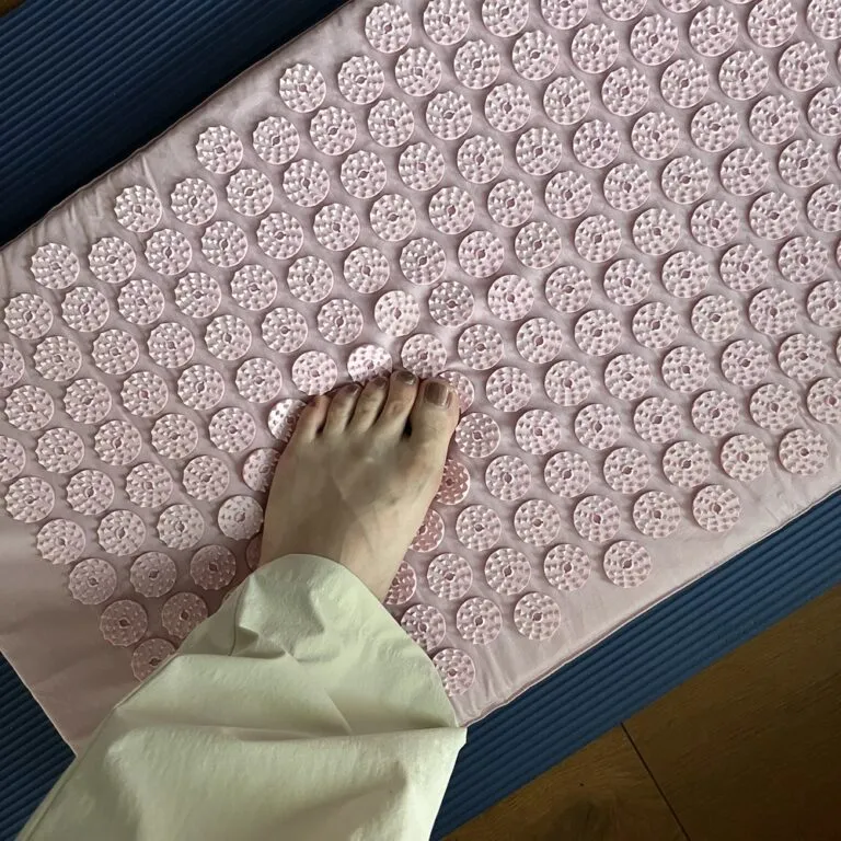 シャクティマットに足裏をのせているところ