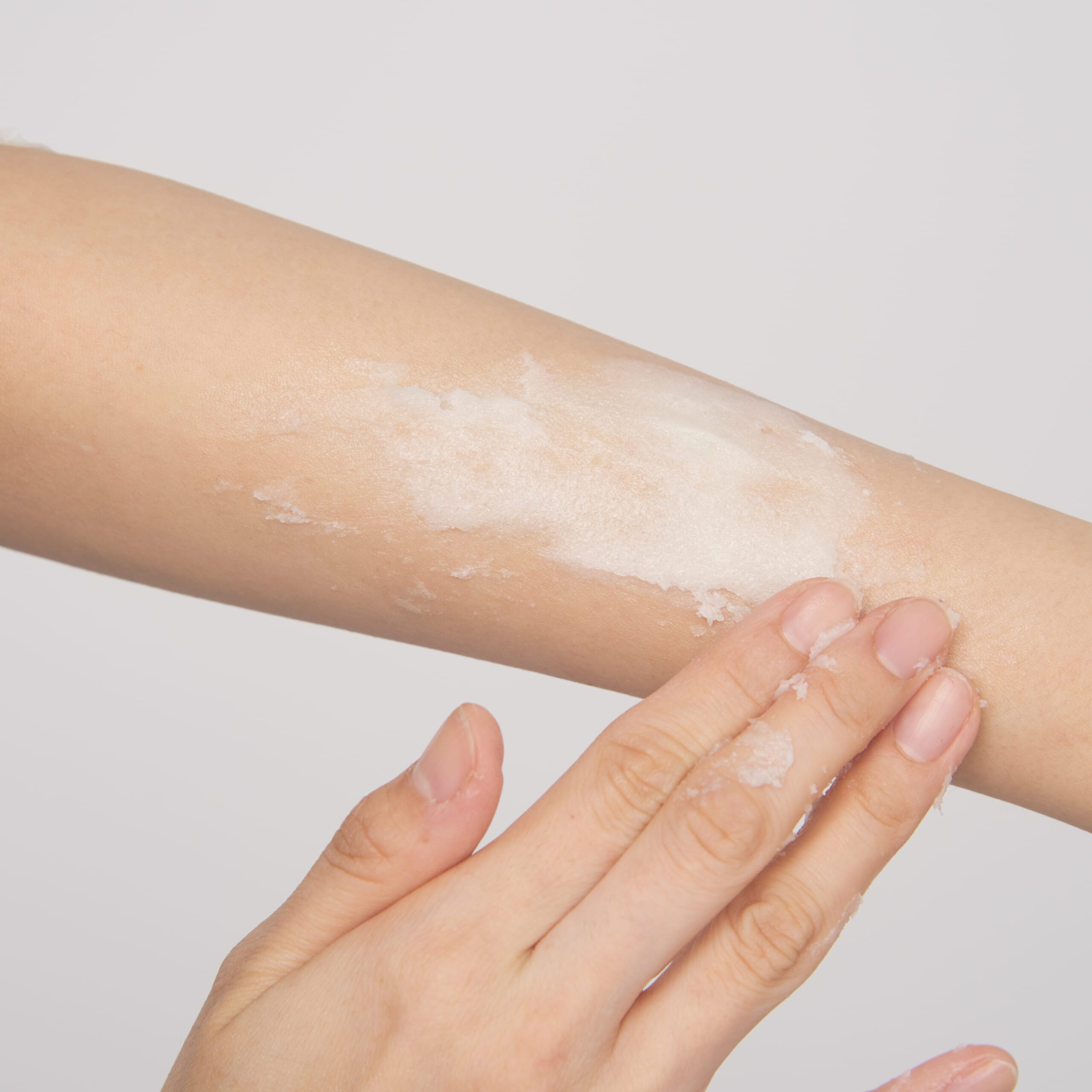 ボディ スムーザー YL（ゆずれもんの香り）を使っているところ。