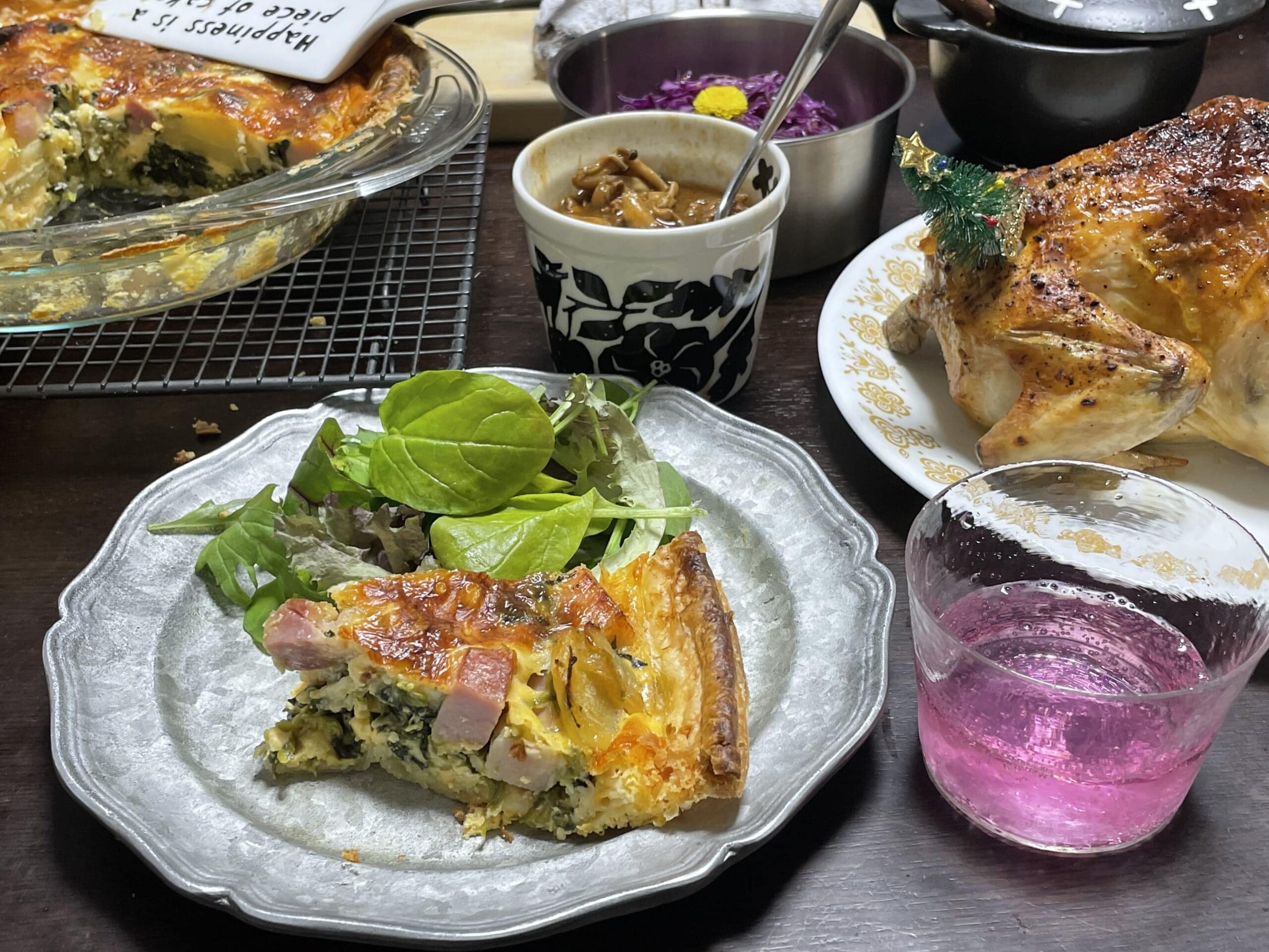 ベーコンとほうれん草、じゃがいものキッシュの1ピースの断面写真