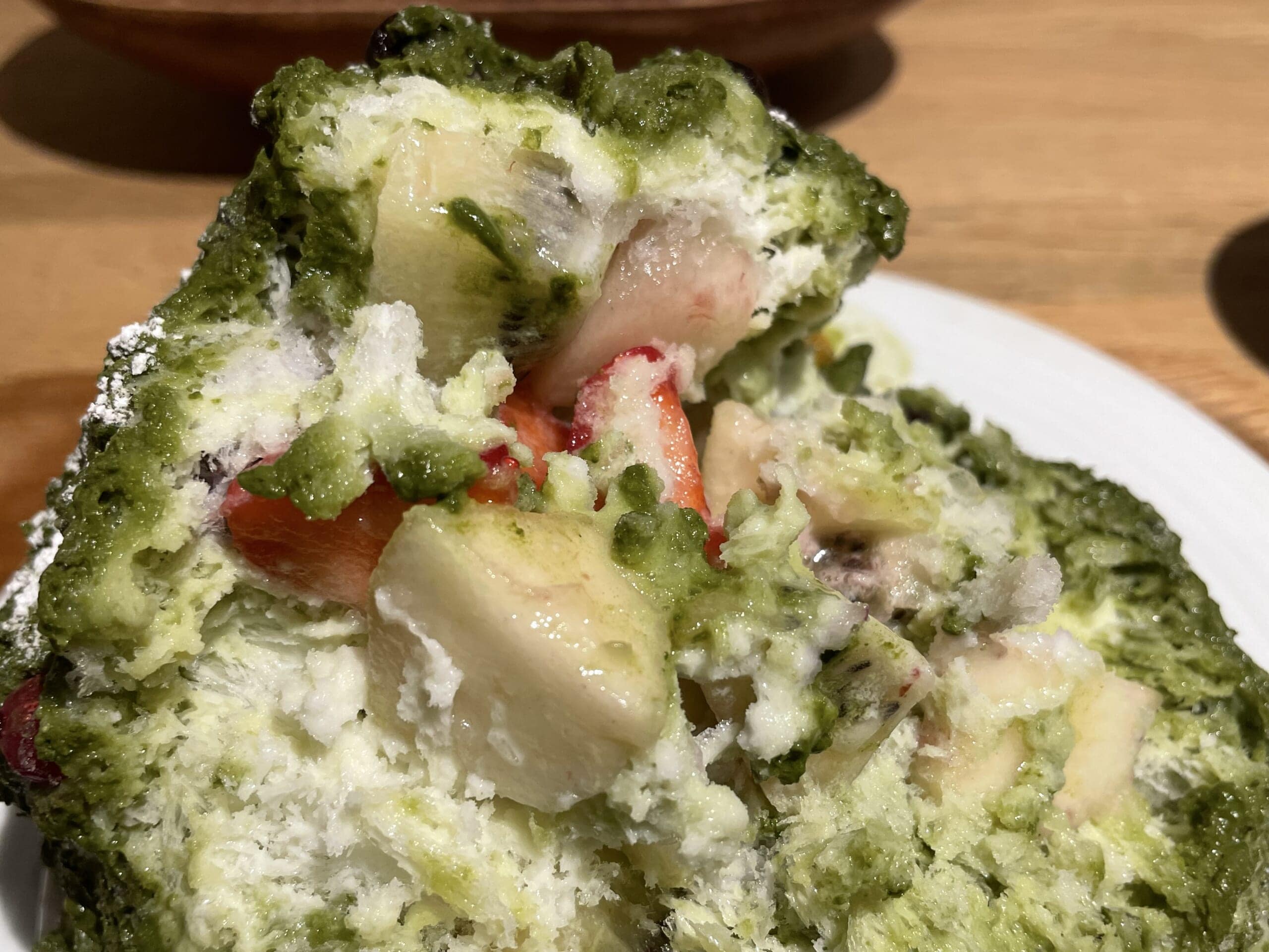 カフェクノップゥさんの「クリスマス氷」の中身。たくさんのカットフルーツが出て来た様子。