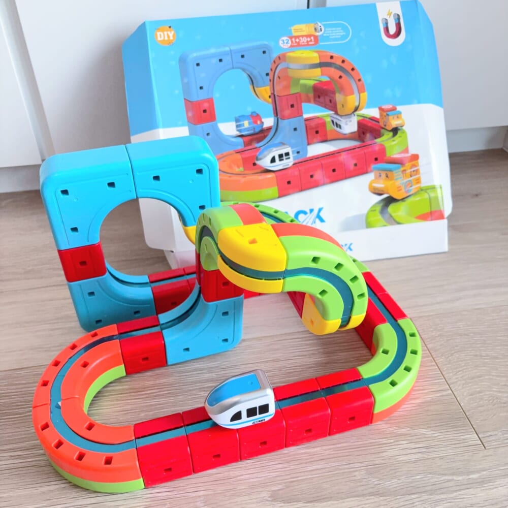 おもちゃ　電車　カラフル