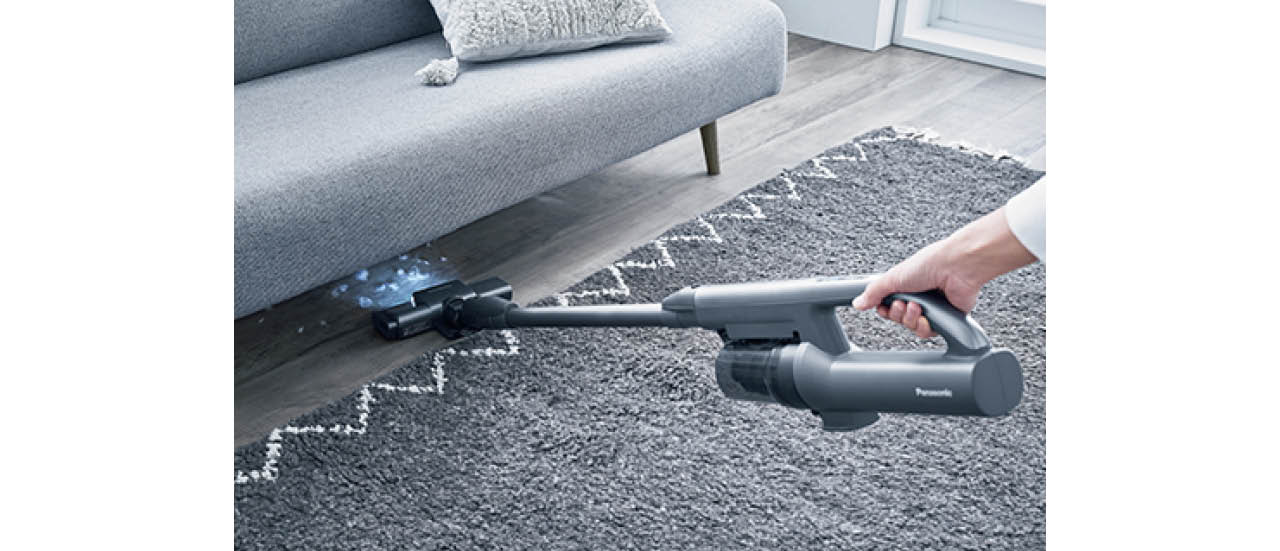 ノズルにLEDライト搭載で、家具下などの暗い場所を照らします