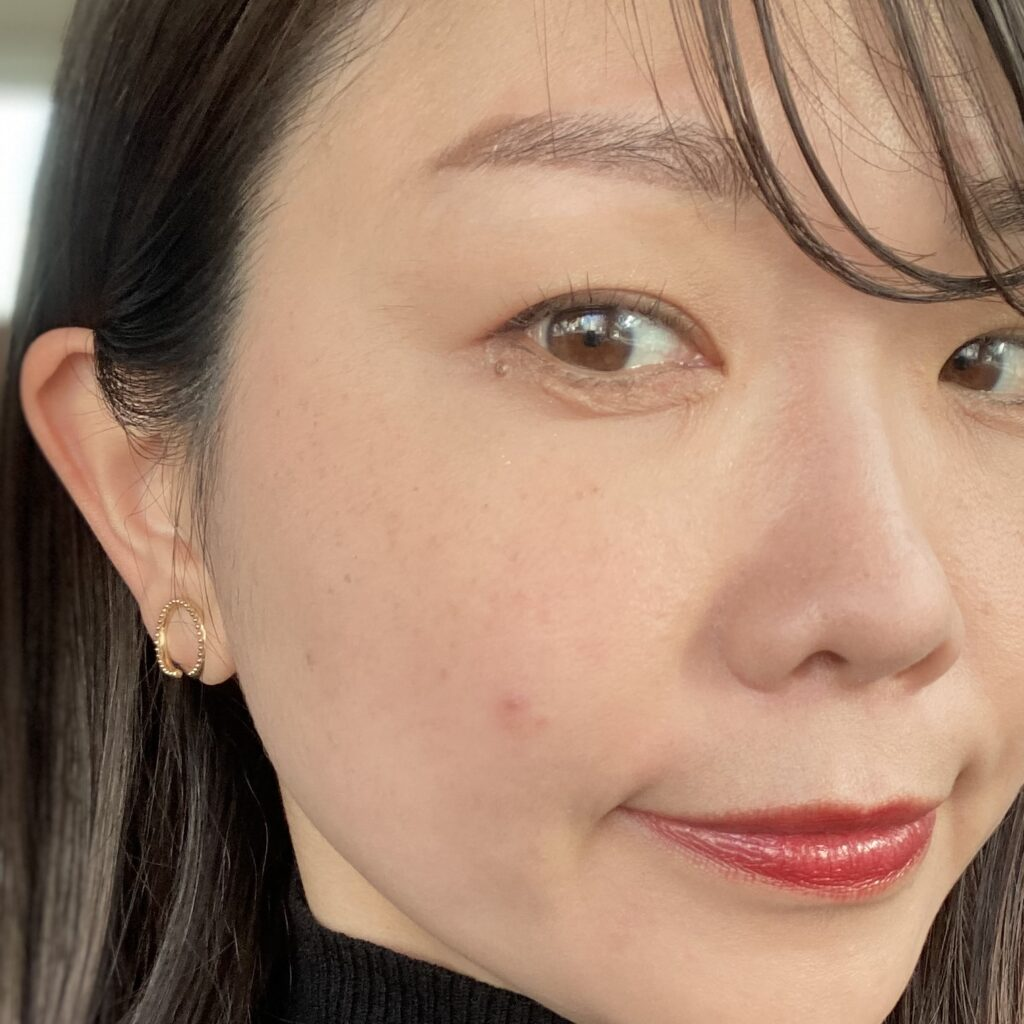 シャネル「ルージュ アリュール ラック」88 ローズ ミステール　唇に塗ったところ