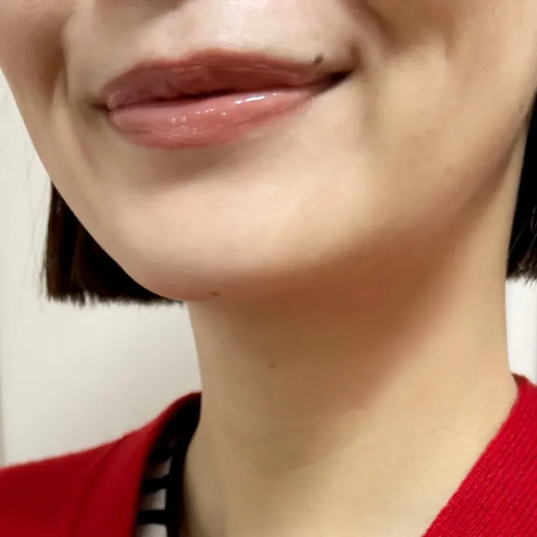 シャネル「ル ルージュ ウルトラ トゥニュ」69 TENDER BEIGE　唇に塗ったところ