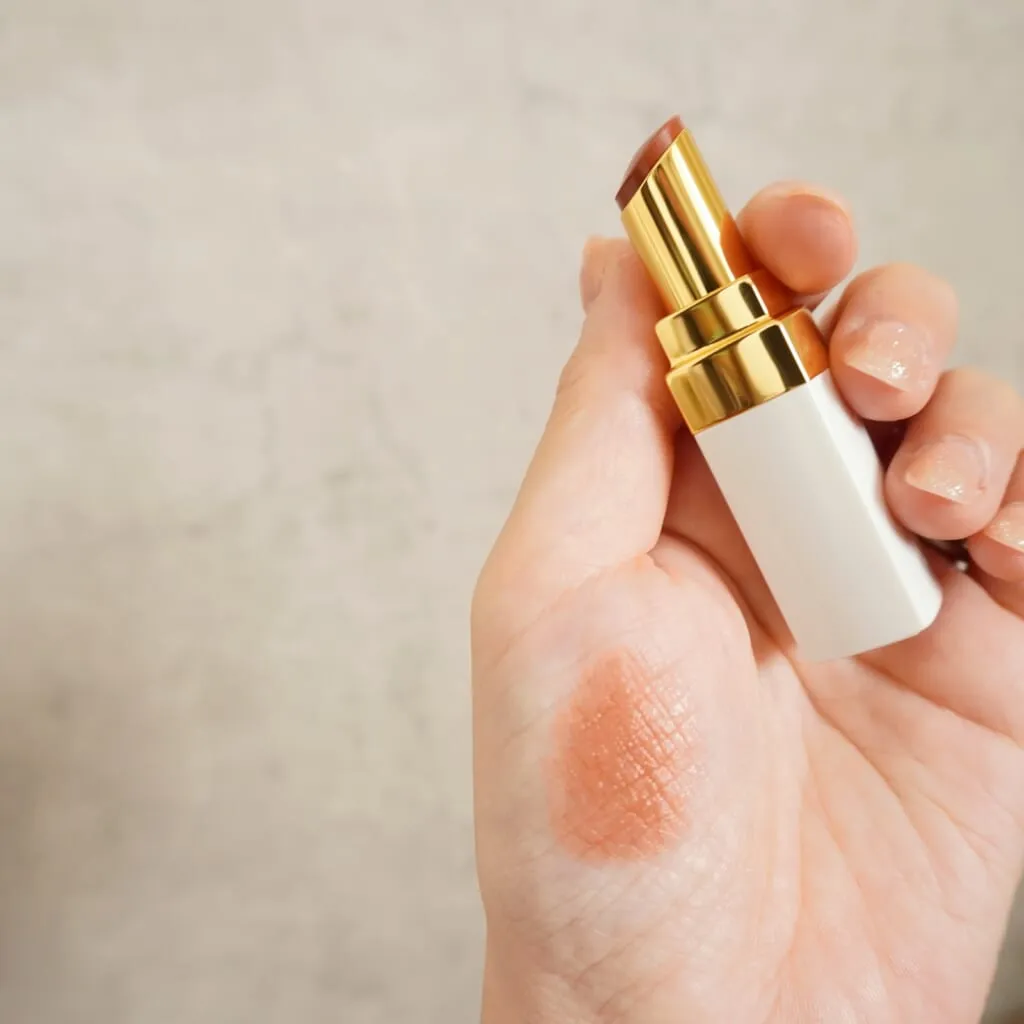 シャネル「ルージュ ココ ボーム – サテン」手に塗ったところ