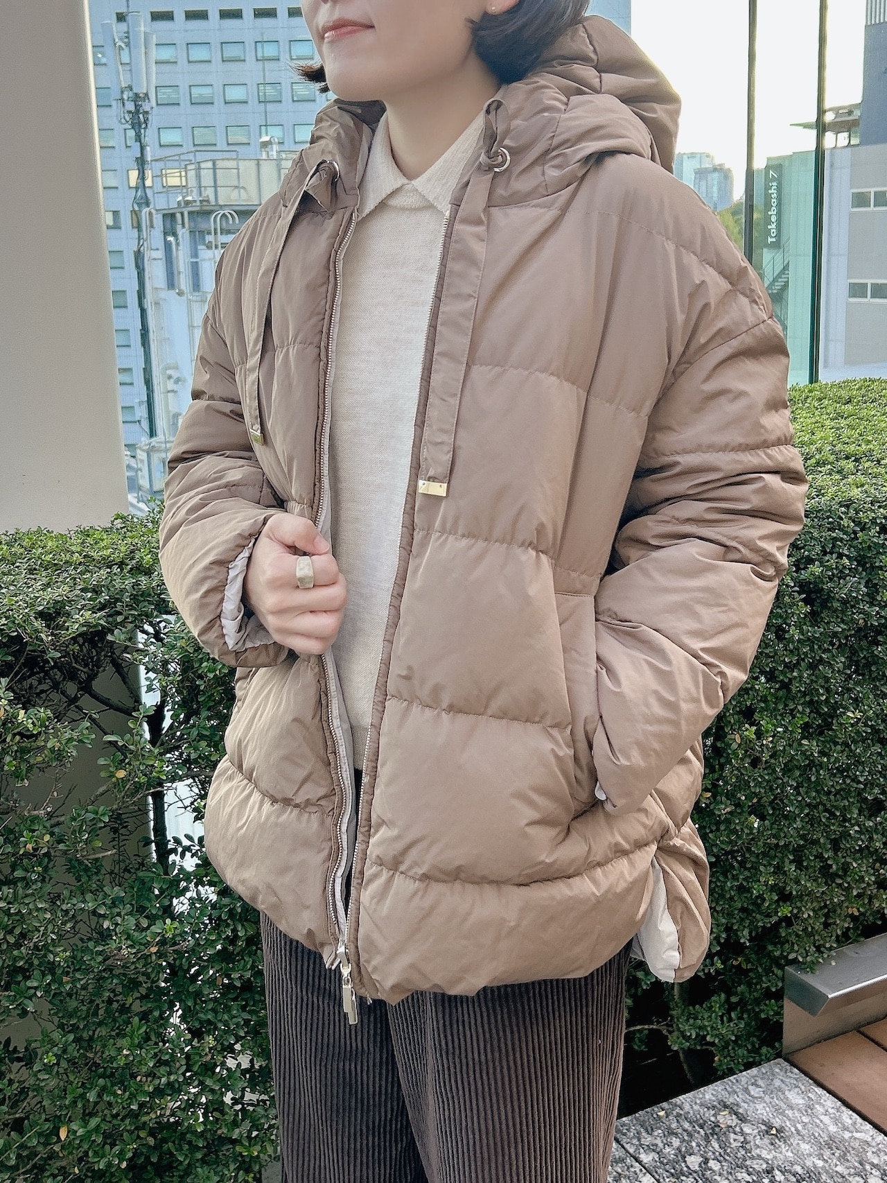 'S Max Mara ベージュダウン着用